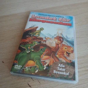 Landet för längesedan dvd  - Följ med på ett spännande äventyr med dinosaurier i en fantasifull värld! Perfekt för dig som gillar nostalgi, vänskap och roliga karaktärer. Svenskt tal och bonusmaterial ingår. En klassiker som passar både unga och unga vuxna.