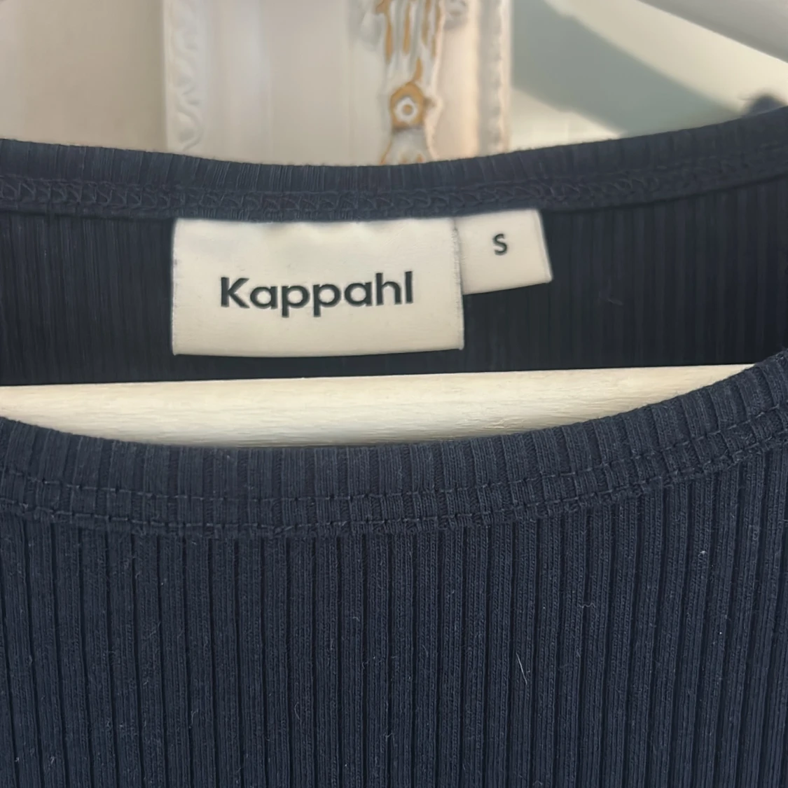 Mörkblå ribbad topp från Kappahl - 2