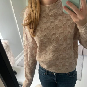 Beige stickad tröja med mönster - Säljer denna jätte söta och unika tröjan ifrån Zara 🥰🥰storlek M