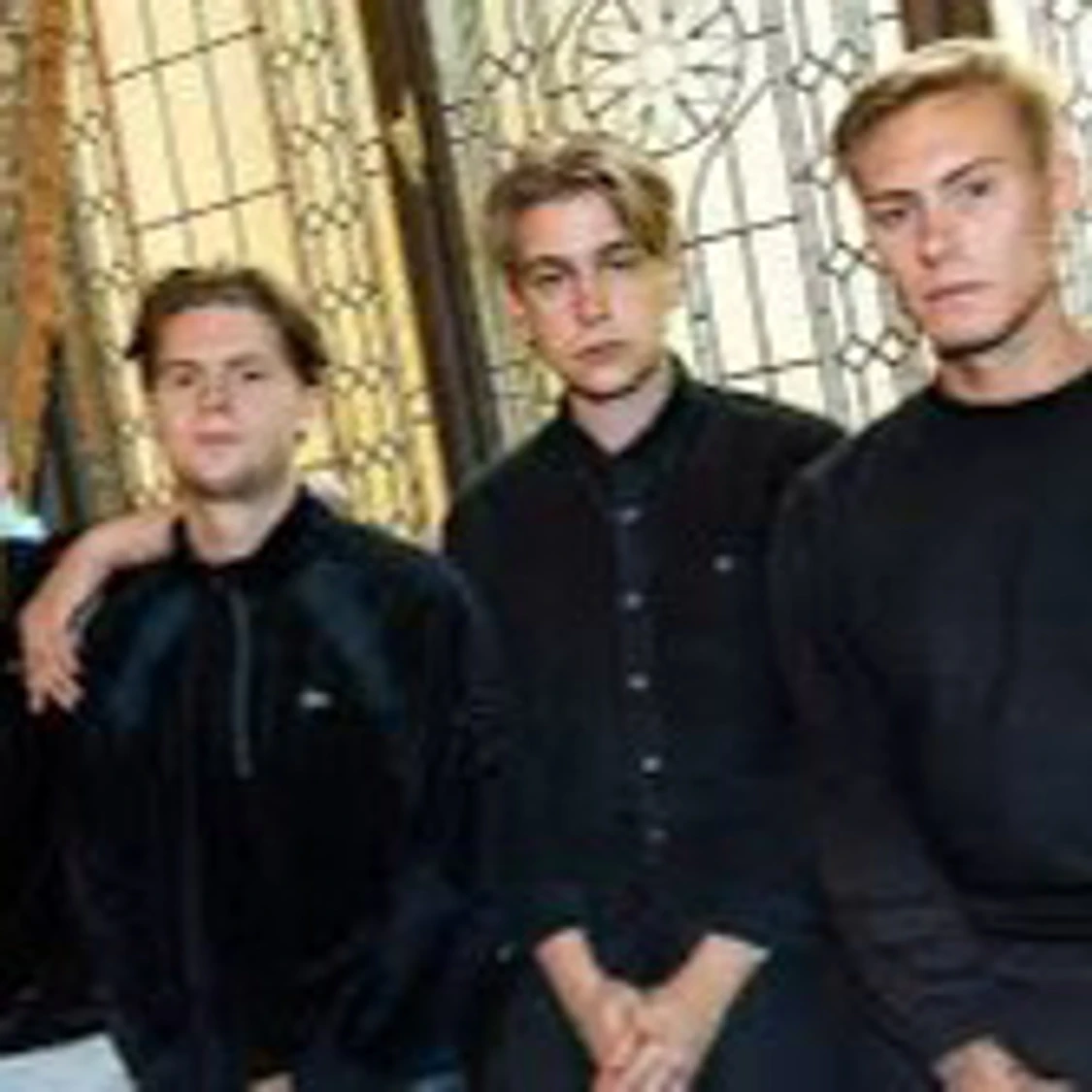 Svart långärmad skjorta med knappar - 1