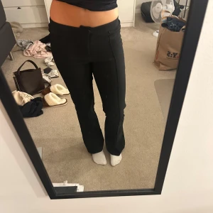 Svarta bootcut kostymbyxor - Lågmidjade Kostymbyxor från hm, super sköna och endast använda kanske 3 gånger. Säljer då ja tycker dom är lite för korta för mig! Storlek 32