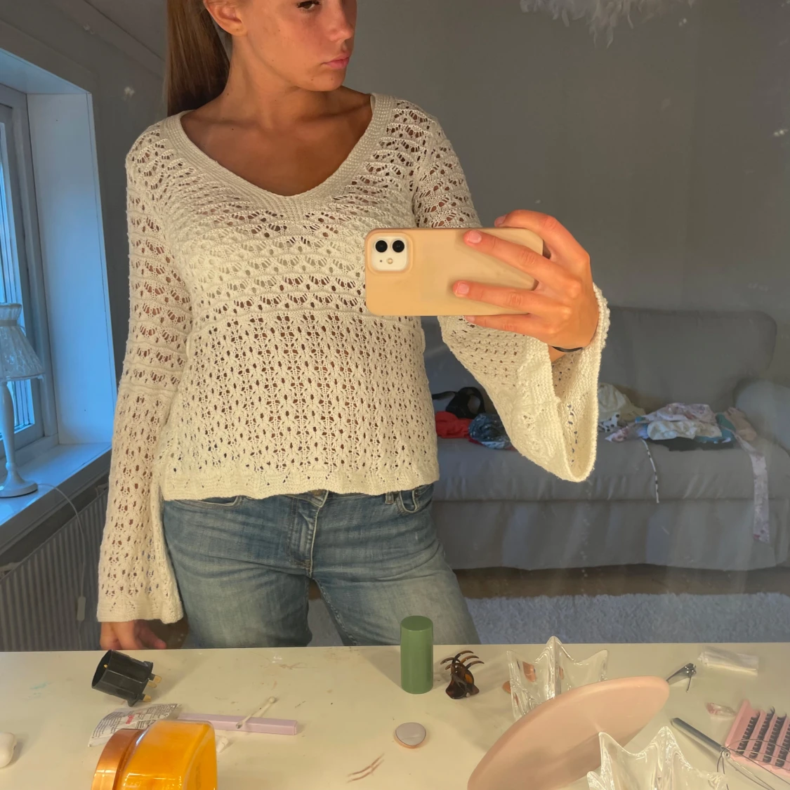 Vit stickad tröja med utsvängda ärmar - 1