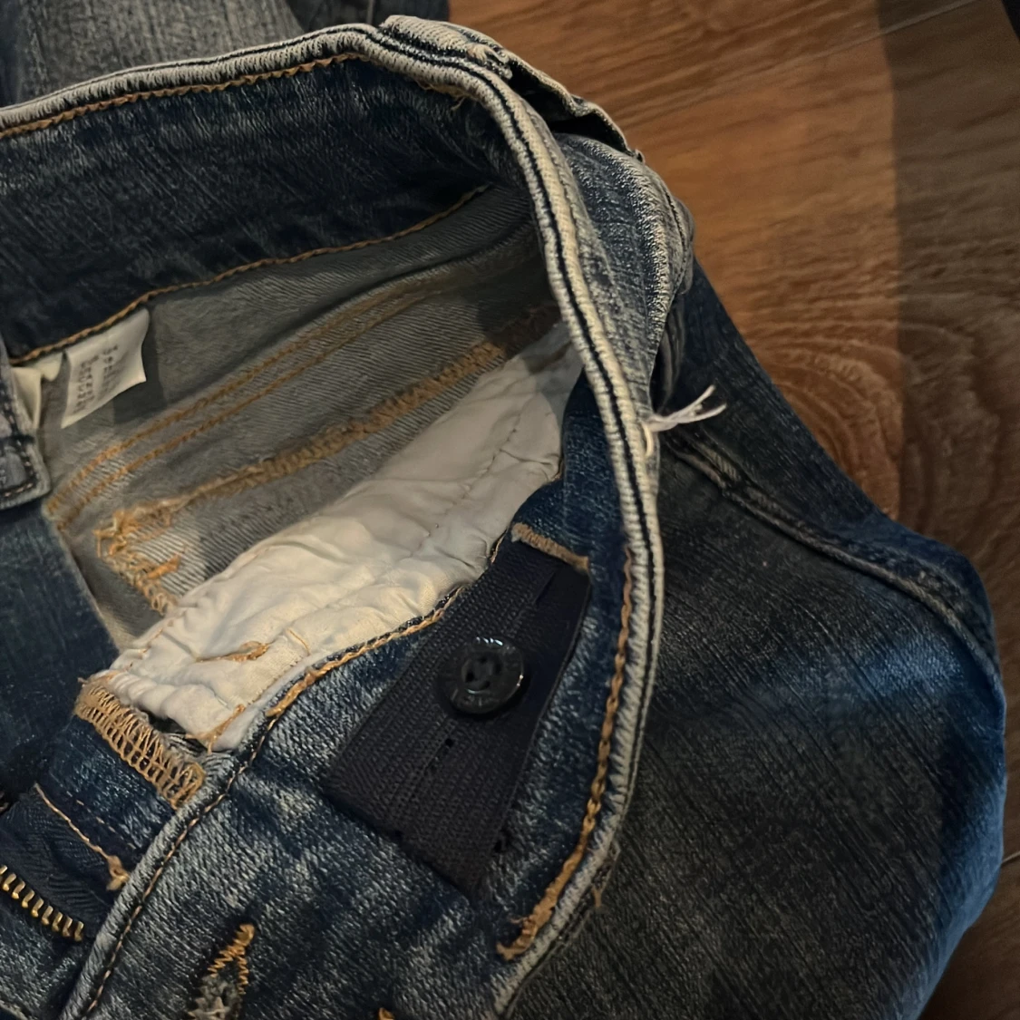 Bootcut jeans med hål - 3