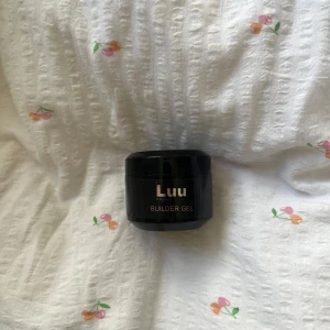 Luunails cover nude pink - Luunails cover nude pink nagel gelé 💞 endast använd till ca 2set så kanske 90-95% kvar! enda skavanken är att texten på utsidan försvunnit lite😊