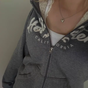 Grå zip up Hoodie hollsiter foder  - Grå zip up Hoodie ifrån hollsiter i storlek M med vitt mjukt foder!🩶
