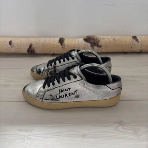 Saint Laurent skor - Storlek 42 || Perfekt skick och inget tecken på användning || Är öppen för bytenni Stockholm || Fråga om du vill ha fler bilder eller är osäker på något 🙌🏻