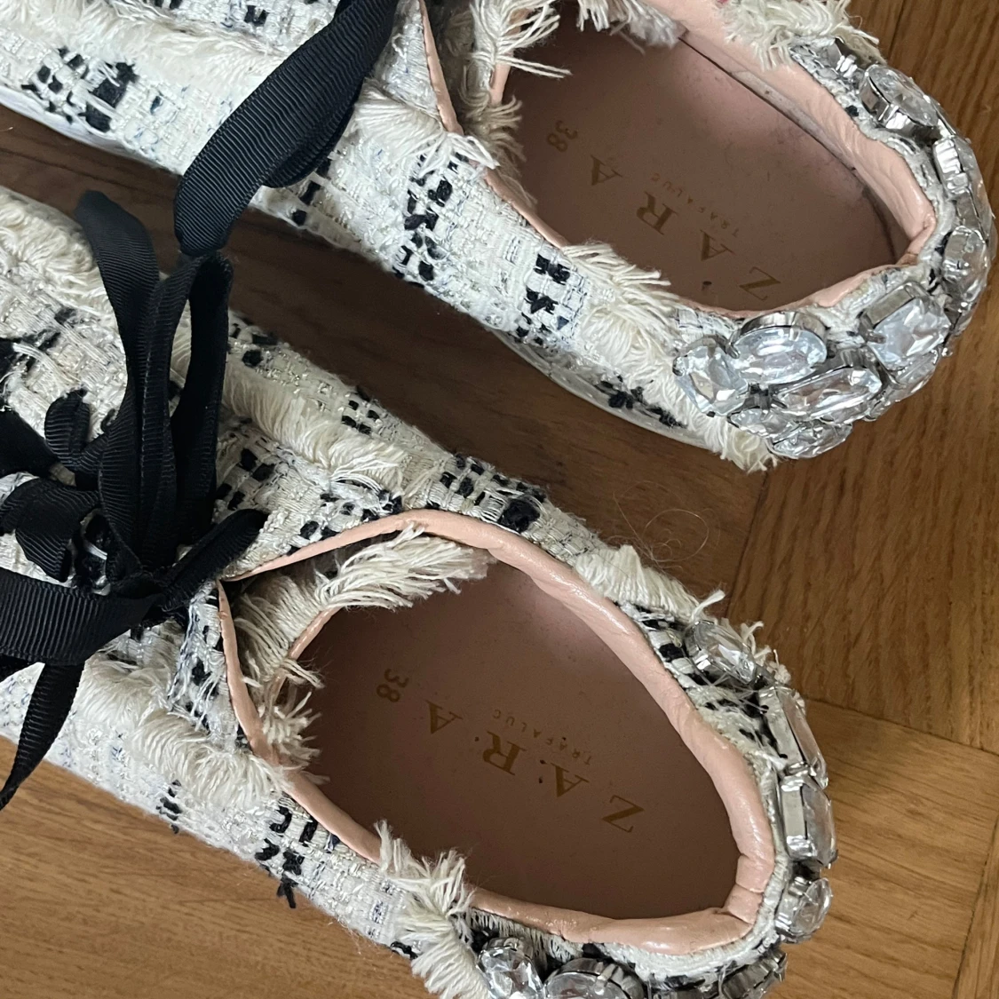 Zara sneakers med pärlor och fransar - 2