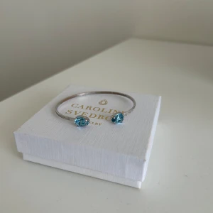 Caroline Svedbom Armband - Så gulligt armband från Caroline Svedbom. Färgen på stenarna är Aquamarine. (Petite Drop Bracelet / Aquamarine) väldigt bra skick! Nypris 695kr