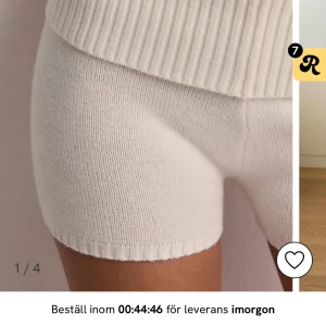 Stickade vita shorts från Nelly - Supermysiga stickade shorts från Nelly i vit färg. Modellen är högmidjad med bred ribbad kant upptill och kort passform. Perfekta för chill hemma eller när du vill ha en comfy vibe. Materialet är mjukt och stretchigt stickat tyg.