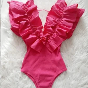 Rosa volangtopp med djup v-ringning - Säljer en superfin rosa topp med stora volanger runt axlar och halsringning. 