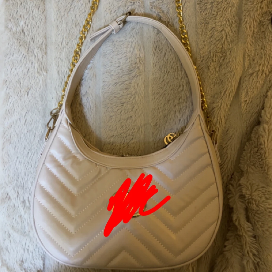 Beige quiltad axelväska med kedja