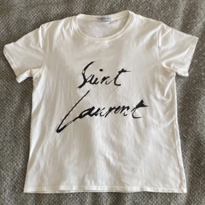 Saint laurent T-shirt  - Säljer denna sällsynta YSL T-shirt då den inte passar mig längre. Tröjan är som ny och är sparsamt använd. Pris 899kr kan diskuteras vid snabb affär. Kom gärna med frågor/funderingar!