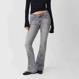 Grå bootcut jeans från Gina tricot - Säljer ett par snygga grå bootcut jeans i mycket bra skick. De är lågmidjade och är köpta från GinaTricot för 500kr. Är i nyskick och inga defekter. 