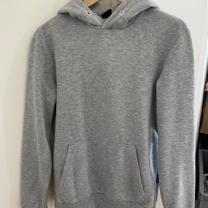 Grå hoodie - Säljer en grå hoodie i storlek xs, snören saknas, knappt använd