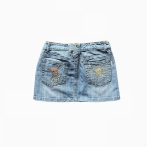 Jeanskjol - Snygg kort jeanskjol med coola detaljer! <3 midjemått= 36cm längd= 28cm !🪽