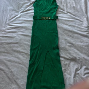 Grön klänning  - Grön strechig klänning S-M