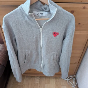 CDG zip-up  - Spår av användning förekommer, har använts en hel del. Dessa är ej OG, därav priset.