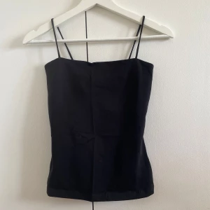 Linne - Säljer ett svart linne från Gina Tricot i storlek s! Det är egentligen ett två pack men SÄLJER BARA 1 AV DOM!! I en annan annons säljer jag denna modell fast 2-pack. Men linnet jag säljer (och som är på bilderna) är helt nytt och har lappen kvar! Linnet har smala axelband har ett extra lager tyg vid bysten. Köparen betalar frakten! 
