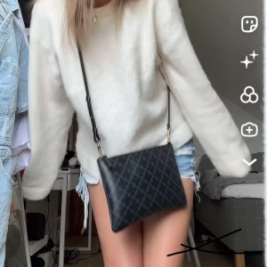 By Marlene Birger väska liten - Säljer min super söta väska ifrån By Marlene Birger då den ej används💞passar till allt! Är i svart X grå färg💕ny pris 900kr