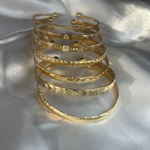 Guld armband set 7 st - Jättefina armband de är justerbara helt nya i (Guldfärgad metall rostfritt) Det är ett sett på 7 st armband. Skickar med i en liten present påse ✨