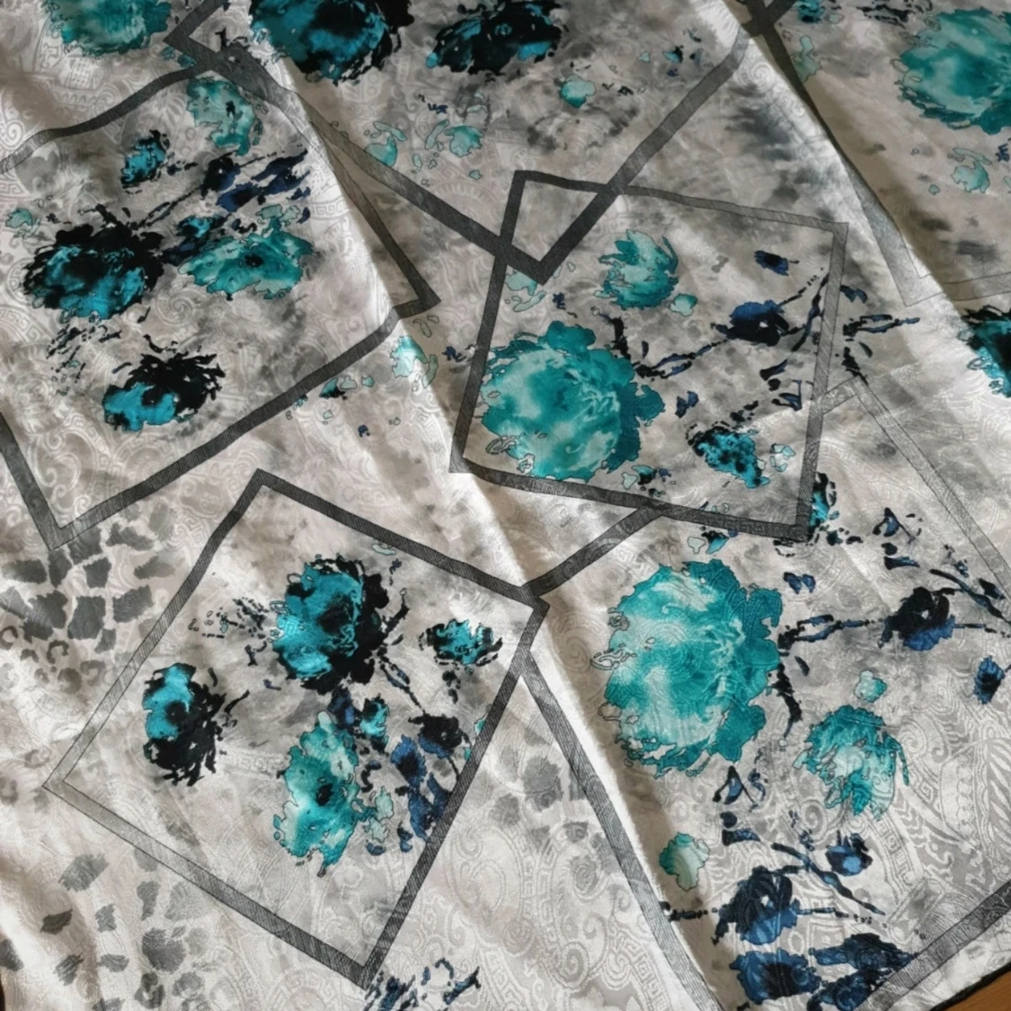 Blommig vit och turkos sidenscarf - 1