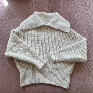 Beige stickad tröja med krage - Jättefin till hösten!