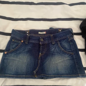 Vintage Levi's jeanskjol med fickor - Vintage jeanskjol från levis
