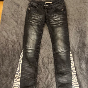 mönstrade bootcut jeans  - har aldrig använts. köptes av ett UF-företag. har inga defekter🩷
