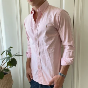 Ralph Lauren skjorta rosa M slim fit  - Ralph Lauren skjorta rosa M slim fit, inga defekter som ny! Modellen är 180,75 kg 🫶