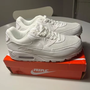Nike Air Max 90 Triple White sneakers - Helt nya Nike Air Max 90 i helvitt! Lite små i storlek.