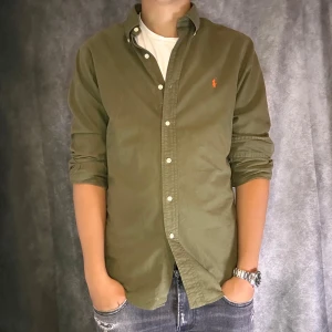 Ralph lauren skjorta - Bra skick förutom små fläckar under armarna | Size M  | fraktar spårbart inom 24 timmar |  för att köpa klicka ” köp nu” | vid frågor skriv ett meddelande