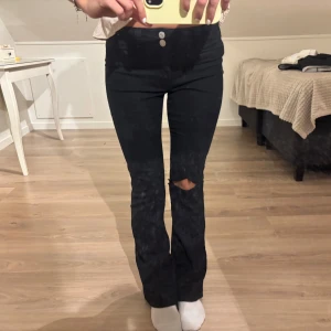 Svarta bootcut jeans med hål på knät - Inga bakfickor! Storlek 164 från hm barnavdelning men passar xs! 