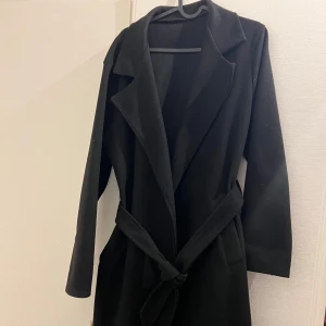 Svart kappa  - Fin kappa som tyvärr inte kommer till använd, jag är 164 ❤️