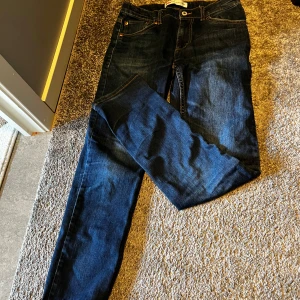 Levi's 512 Slim Taper jeans mörkblå - Säljer ett par Levi's 512 Slim Taper jeans i mörkblå tvätt. Klassisk femficksmodell med snygga kontrastsömmar och smal passform som smalnar av nedtill. Perfekta för dig som gillar en modern och clean look. Passar mig är 178