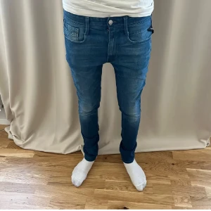 Replay Anbass W31 - Säljer ett par riktigt feta slimfit Replay Anbass i waist 31 och längd 34. Skriv vid minsta fråga!🙌
