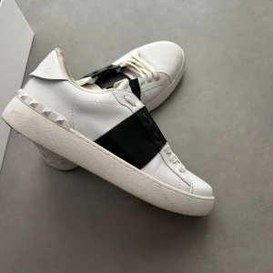 Valentino Garavani skor - Ett par helt fräscha skor som toppar stilen lite extra. Det är ingen fel på skorna, säljer de på grund av att jag inte använder de längre. 