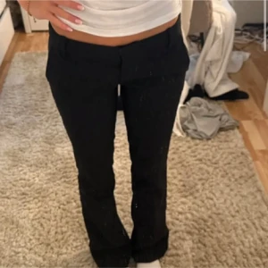 Bikbok Lågmidjad kostymbyxa  - Kostymbyxor från bikbok i modellen vera, lågmidjade, storlek 36. Inga defekter nypris 500