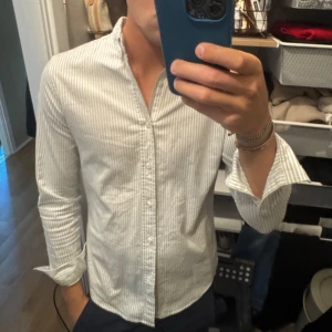 Randig vit skjorta från Topman - Snygg vit skjorta med smala grå ränder från Topman. Inga tecken på användning 