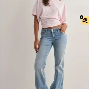 Low Waist Bootcut Stitch Jeans - Säljer dessa snygga ljusblå jeans med bootcut passform och broderade detaljer på bakfickorna. Jeansen är lite slitade längst ner pga dom är lite långa på mig, därav priset. originalpris går för 699kr. Skriv ifall ni vill ha bild på jeansen