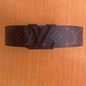 Svart bälte  - Svart bälte med svart logga som fräschar upp din outfit till hösten och vintern som funkar till vilken outfit som helst 