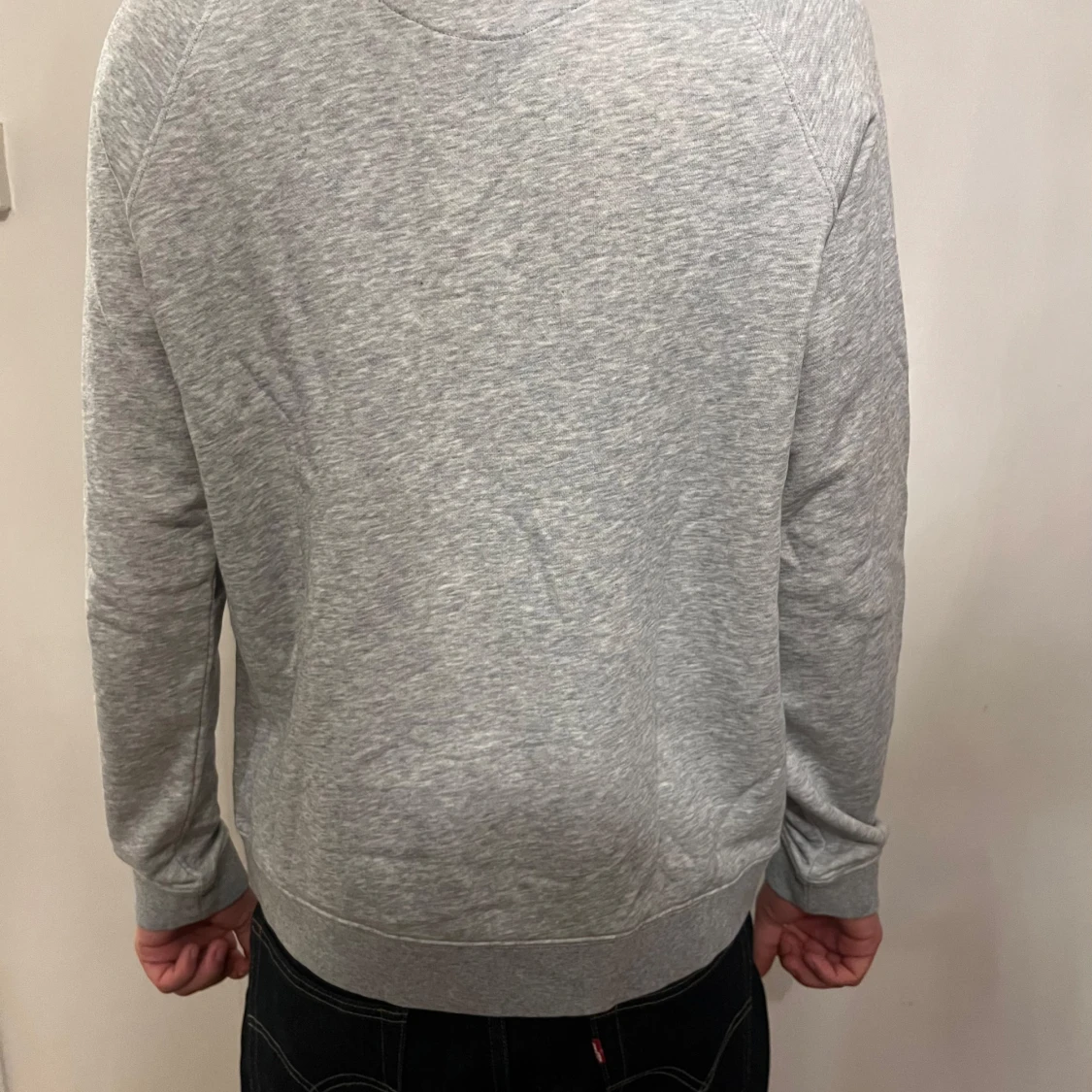 Grå sweatshirt från GANT med emblem - 1