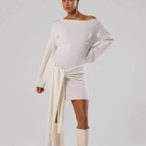 SÖKER - Söker efter en sånhär klänning, vit & helst stickad med knyt🙏🏻 Storlek S!