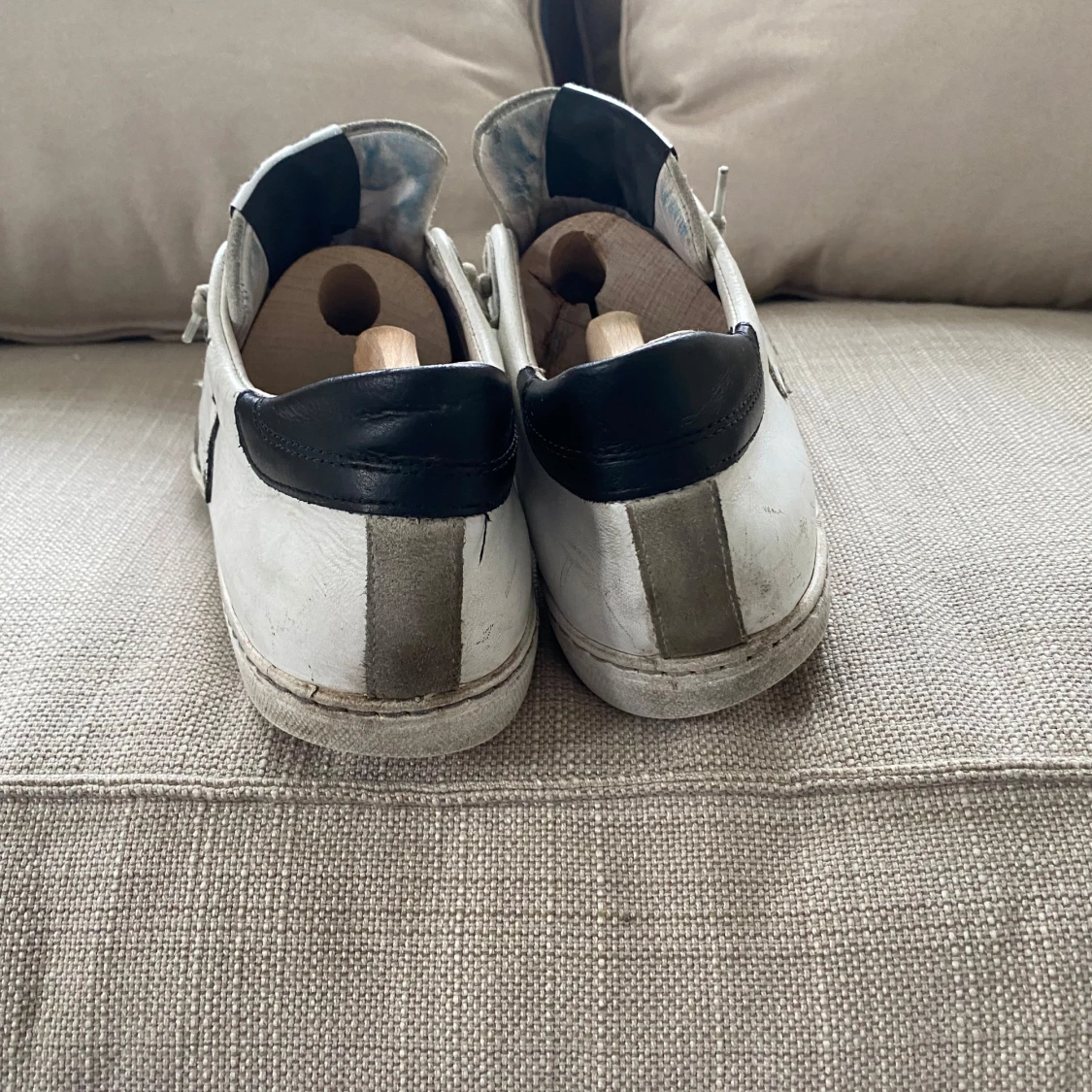 Vit-grå sneakers med stjärndetalj 2stars - 1