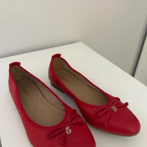 Röda ballerinaskor från Lasocki - Jätte fina röda ballerinaskor. Har använt 2-3 gånger max så de är i fint skick. 