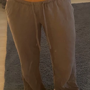 Linnebyxor  - Lågmidjade och har lite slitna kanter vid slutet av byxorna!! Stor i storleken är vanligtvis S💓💓