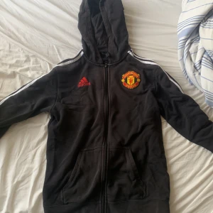 Svart Manchester United kofta - En Svart Manchester United kofta, storlek S. 