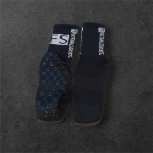 Svarta fotbollssockor med grepp - Svarta sportstrumpor från FootballSocks med vita detaljer och logga upptill. Undersidan har gummigrepp för extra fäste, perfekt för fotboll eller annan träning. Strumporna är höga och sitter tajt runt vristen för bästa komfort.