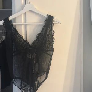 Spetsbody NA-KD - Super snygg spetsbody från NA-KD. Jätte fina detaljer. Helt oanvänd, lapp kvar.