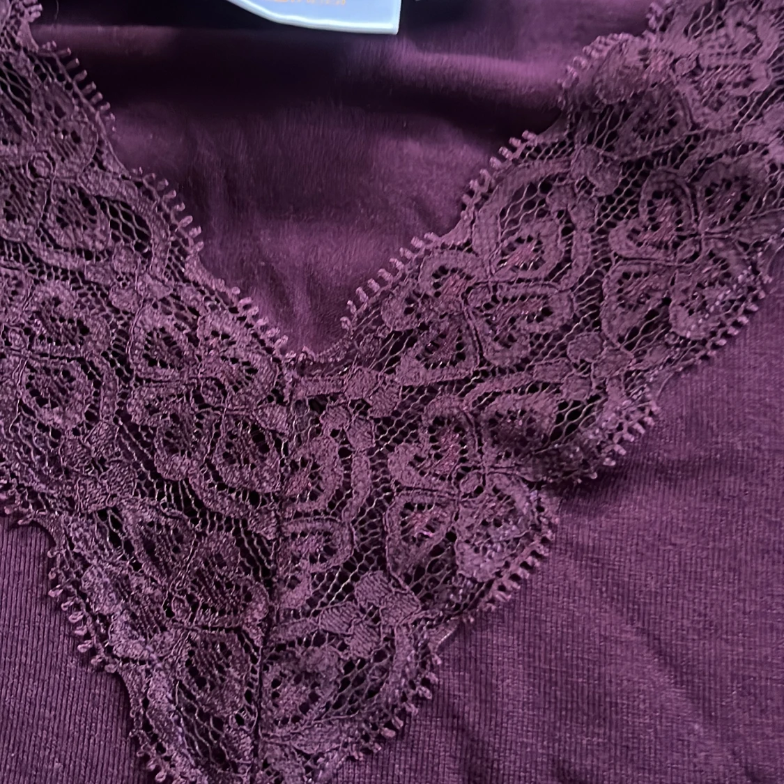 Mörklila långärmad topp med spets - 1