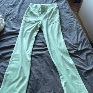 Mintgröna mjukisbyxor Juicy Couture XXS - Använda max 5 gånger, super fina och fräscha men kommer tyvärr inte till användning💗